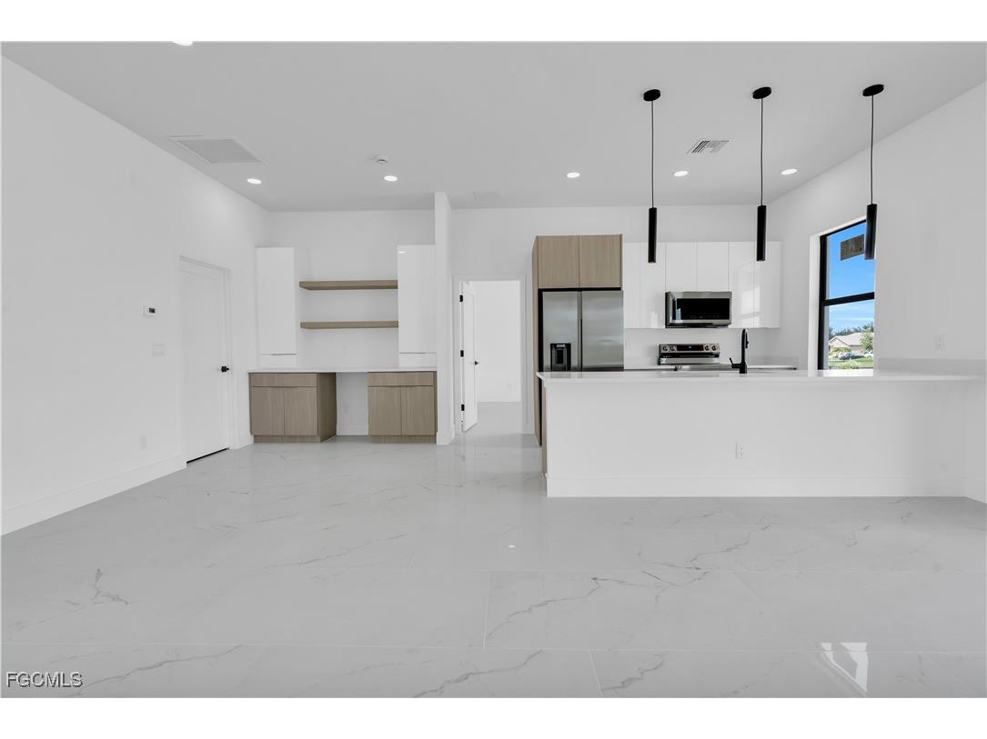 2817 NW 2nd Street Cape Coral FL 33993 2025010443 image8