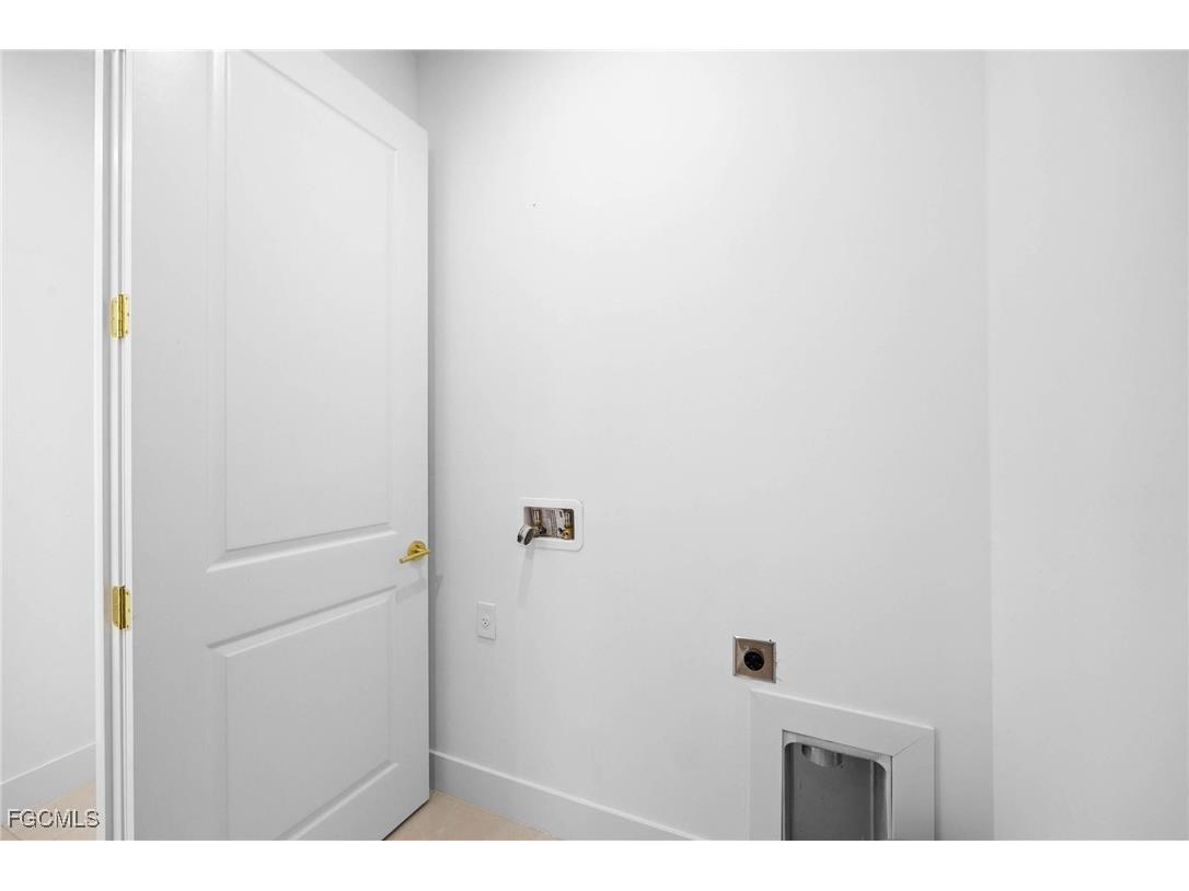 2827 SW 2nd Lane Cape Coral FL 33991 2025023870 image18