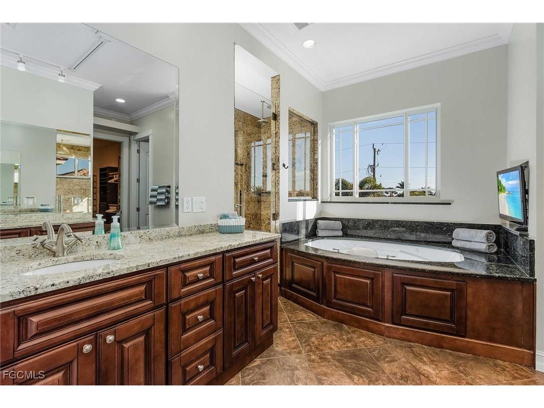 2827 SW 33rd Street Cape Coral FL 33914 2025009741 image16