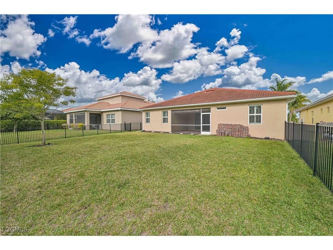 2852 Royal Gardens Avenue Fort Myers FL 33916 2025023066 image34