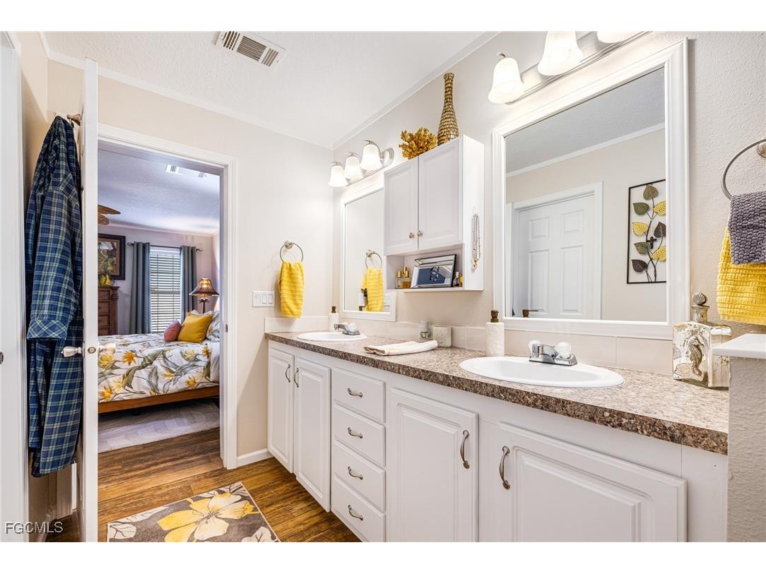 2862 York Road Saint James City FL 33956 2025025631 image10