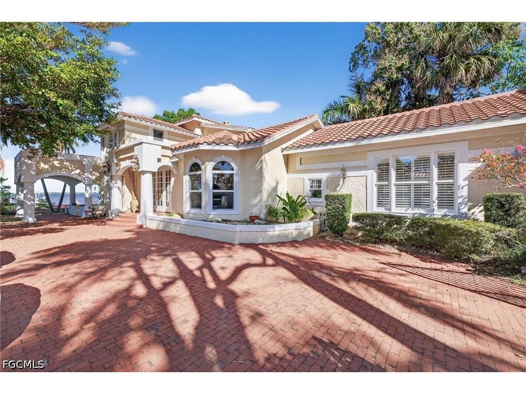 2878 Valencia Way Fort Myers FL 33901 2026011317 image1
