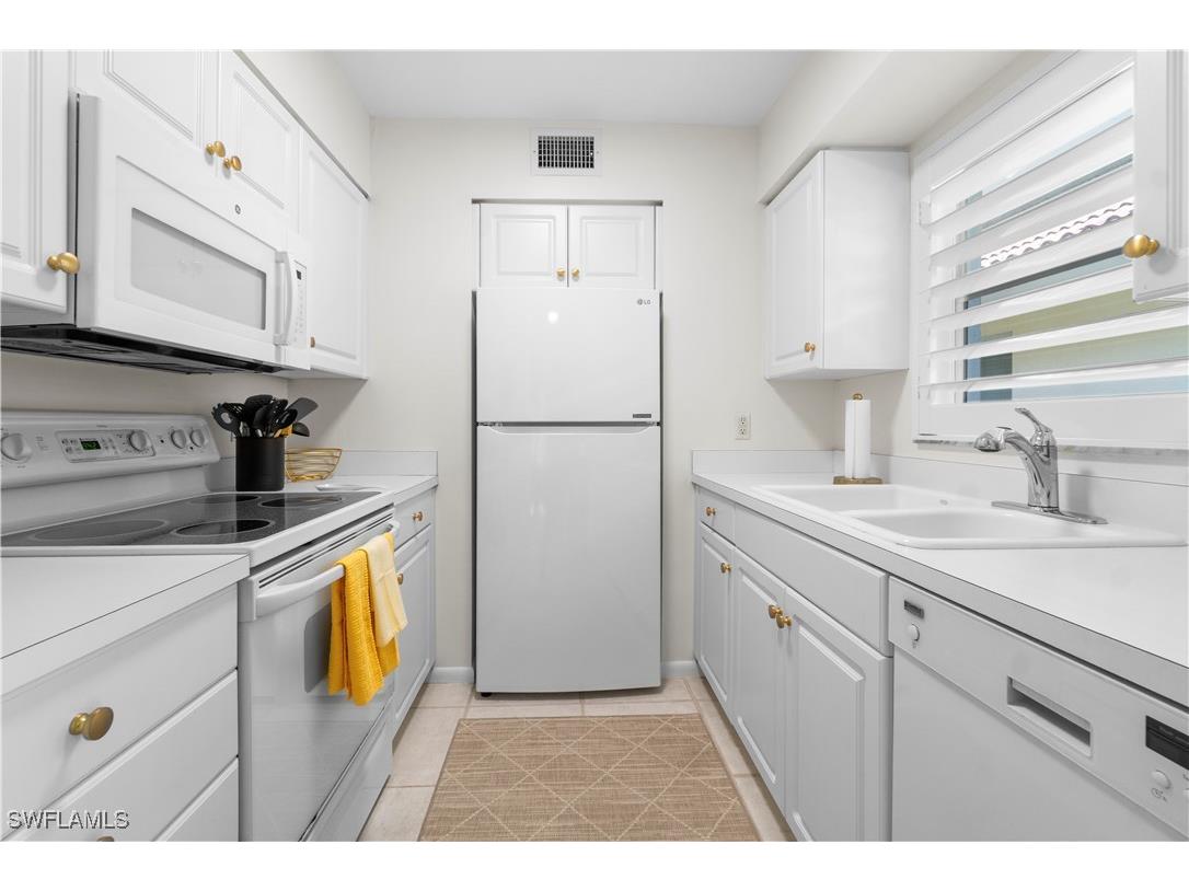 290 4th Street S #202 Naples FL 34102 225045424 image7