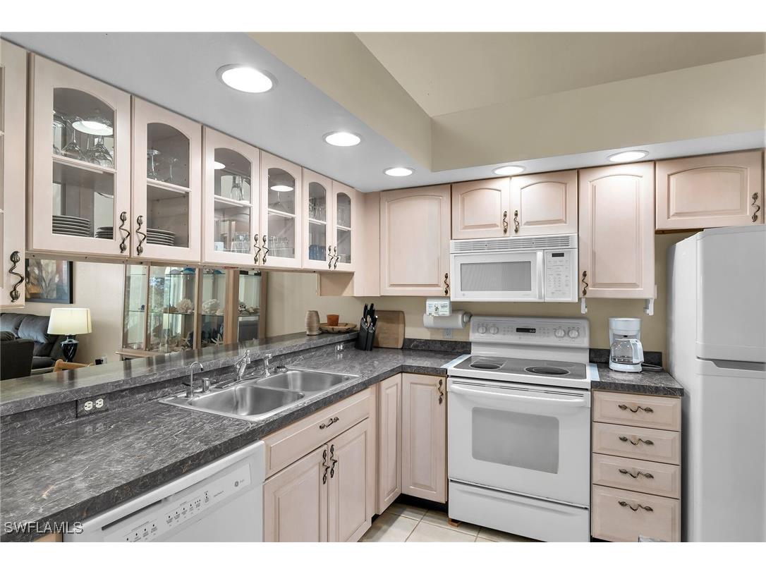 290 Newport Drive #107 Naples FL 34114 225084122 image8