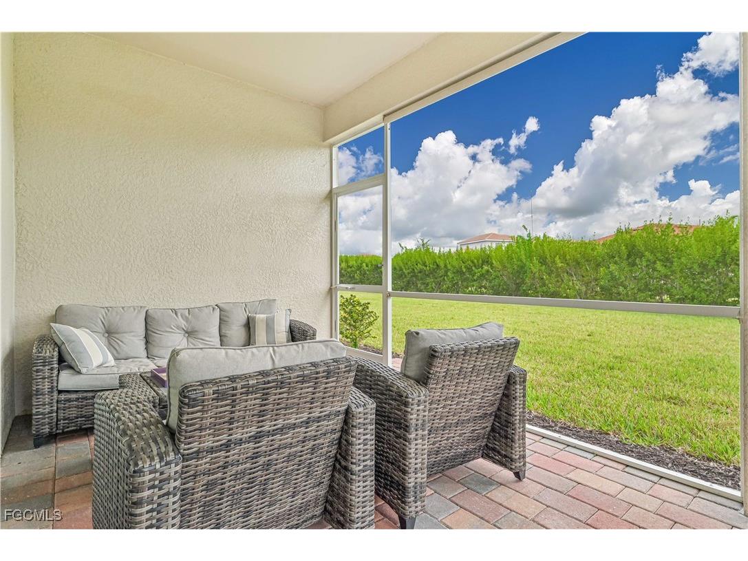 2916 Royal Gardens Avenue Fort Myers FL 33916 2025008671 image5