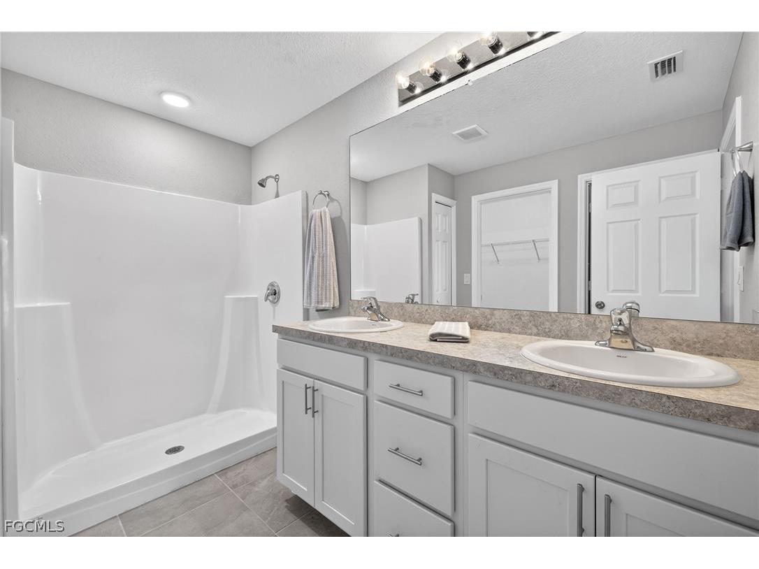 2925 NE 4th Place Cape Coral FL 33909 2026008257 image17