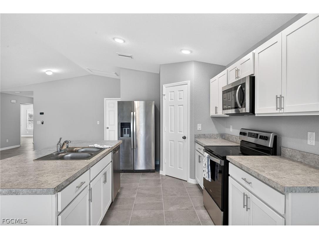 2925 NE 4th Place Cape Coral FL 33909 2026008257 image6