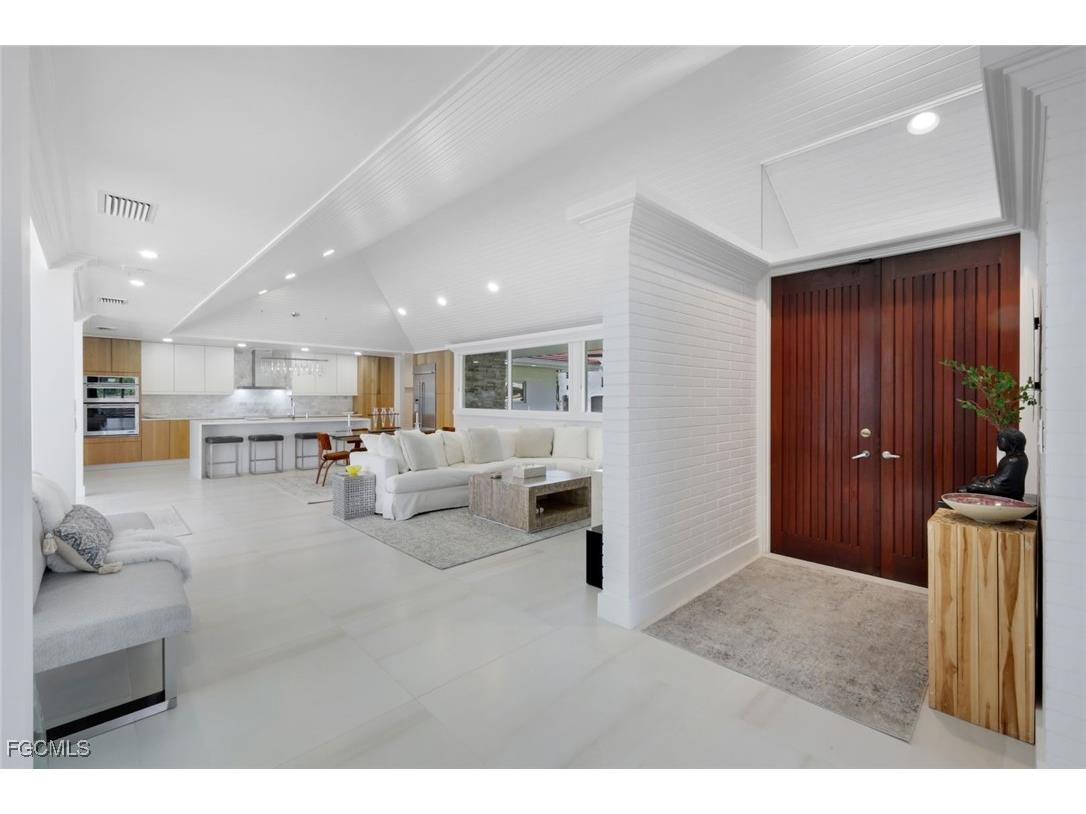 2943 Valencia Way Fort Myers FL 33901 2026004167 image1