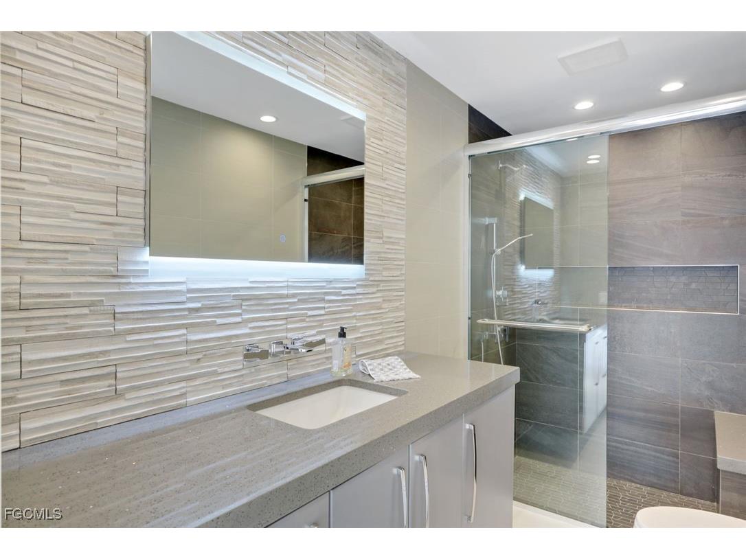 2943 Valencia Way Fort Myers FL 33901 2026004167 image24