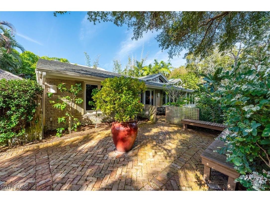 295 6th Street N Naples FL 34102 224008924 image1