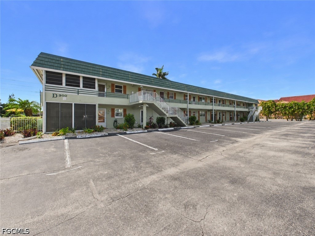 300 Valley Stream Drive #3D Naples FL 34113 2026023355 image1