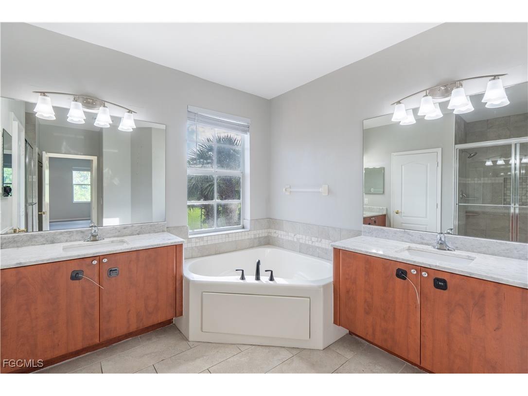 3003 Lake Manatee Court Cape Coral FL 33909 2025008498 image23