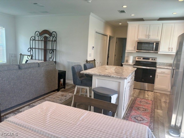 302 Shoreland Drive Fort Myers FL 33905 2025024372 image3