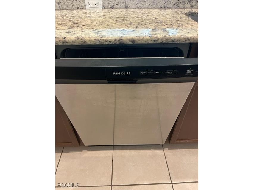 3022 SE Santa Barbara Place Cape Coral FL 33904 2025016029 image12