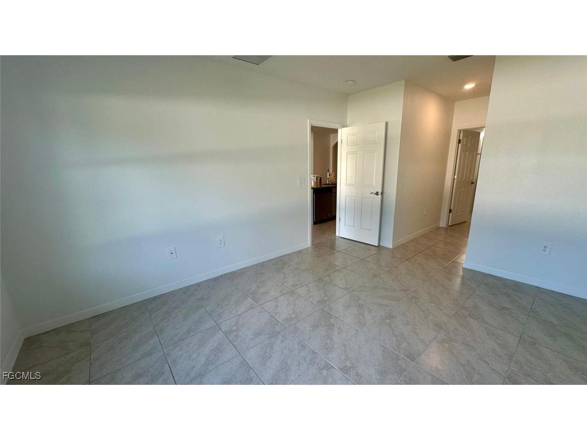 3034 Royal Gardens Avenue Fort Myers FL 33916 2025022963 image11
