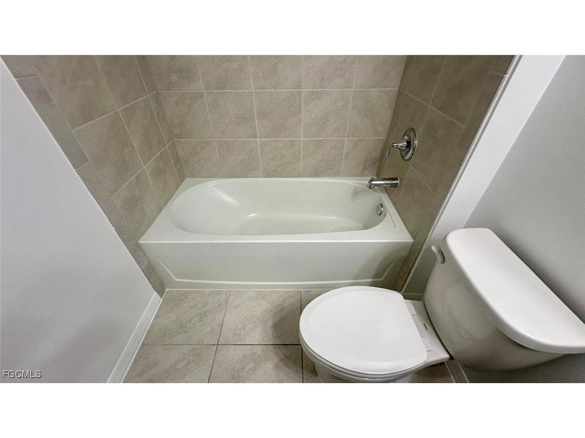 3034 Royal Gardens Avenue Fort Myers FL 33916 2025022963 image12