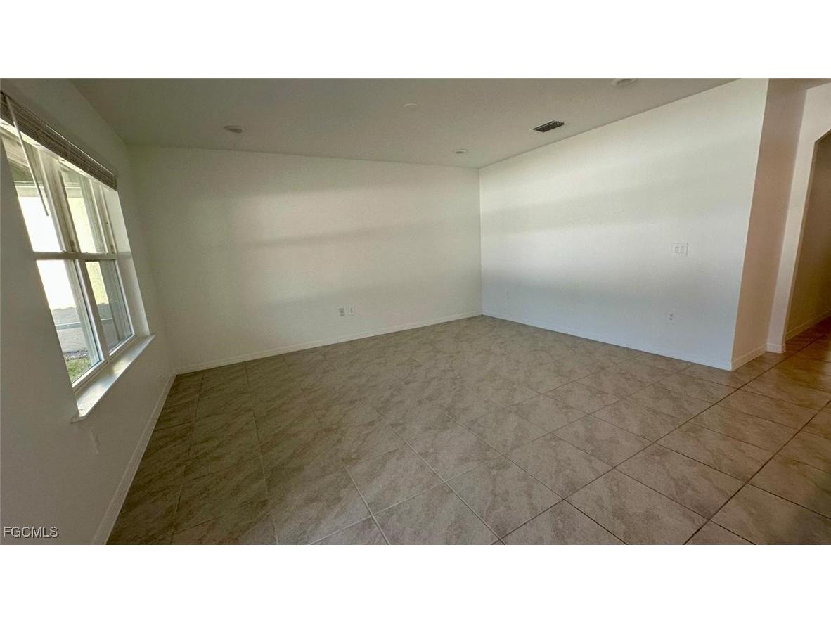 3034 Royal Gardens Avenue Fort Myers FL 33916 2025022963 image16
