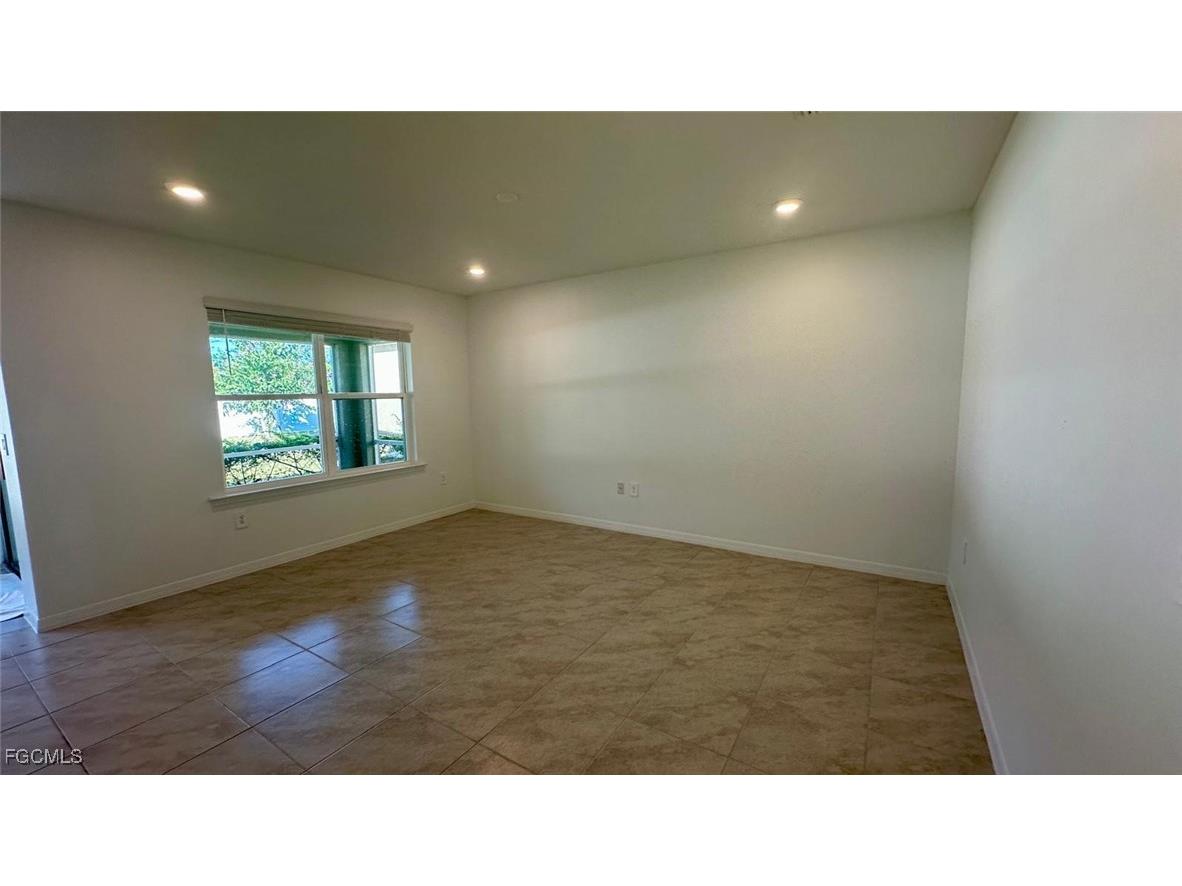 3034 Royal Gardens Avenue Fort Myers FL 33916 2025022963 image18