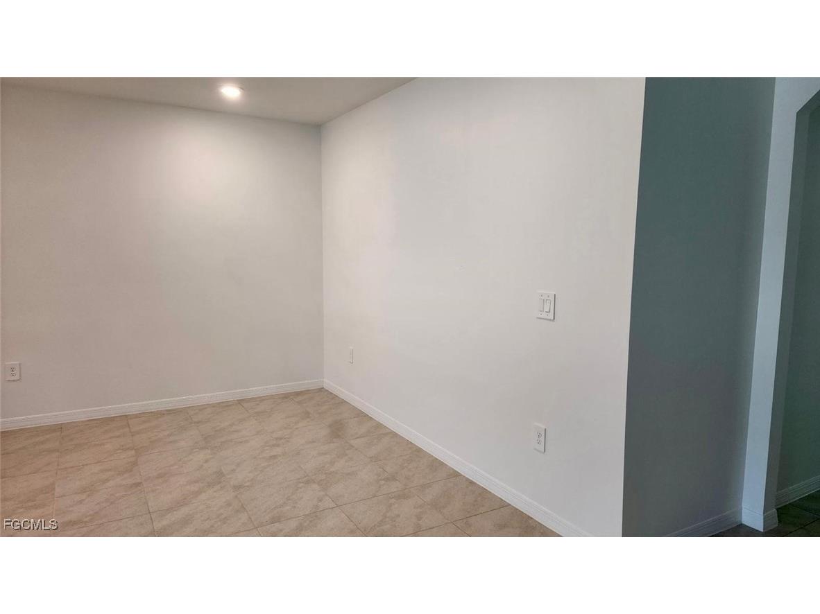 3034 Royal Gardens Avenue Fort Myers FL 33916 2025022963 image19