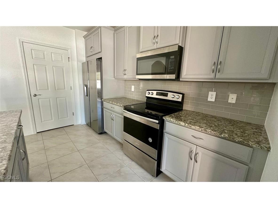 3034 Royal Gardens Avenue Fort Myers FL 33916 2025022963 image2