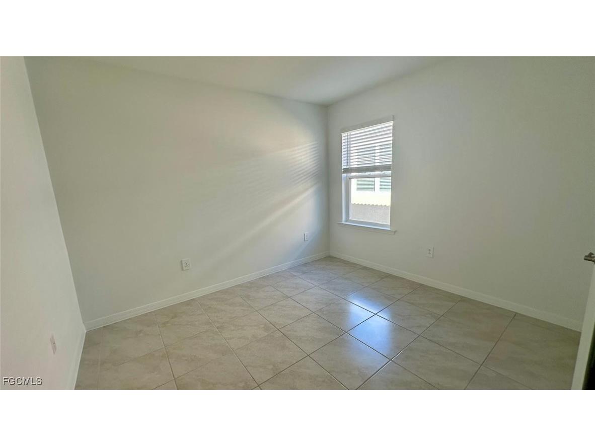 3034 Royal Gardens Avenue Fort Myers FL 33916 2025022963 image24