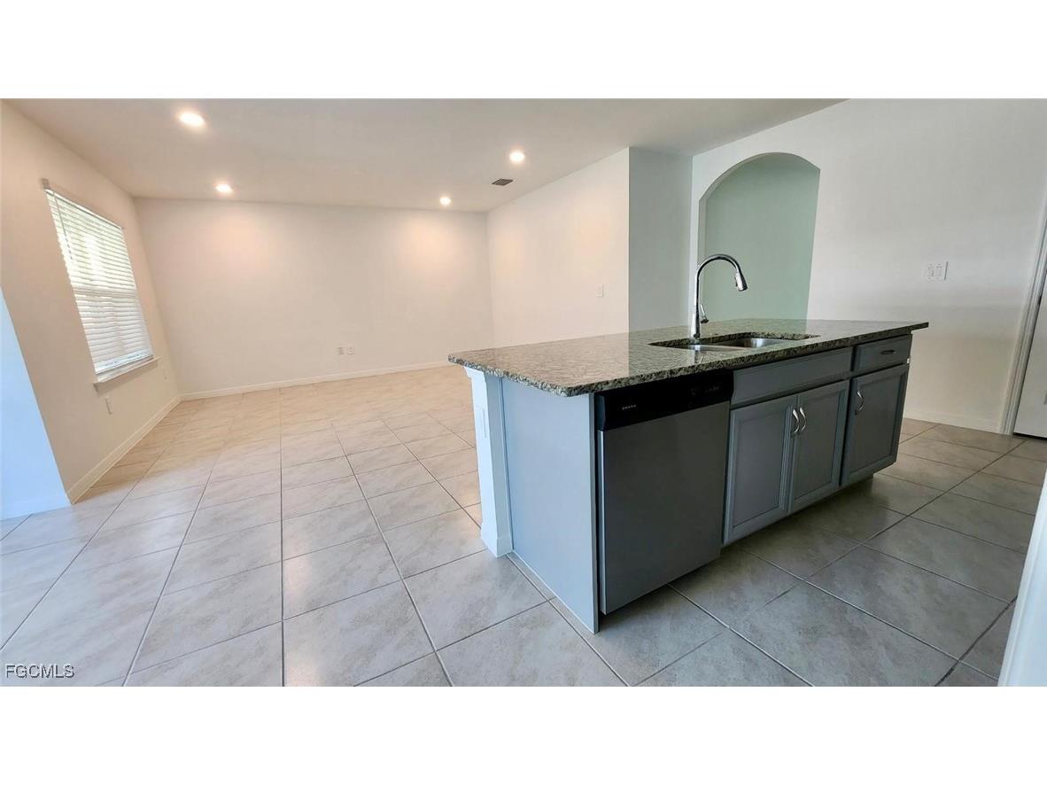 3034 Royal Gardens Avenue Fort Myers FL 33916 2025022963 image6