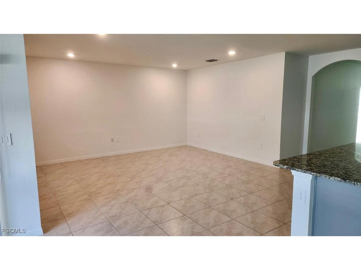 3034 Royal Gardens Avenue Fort Myers FL 33916 2025022963 image8