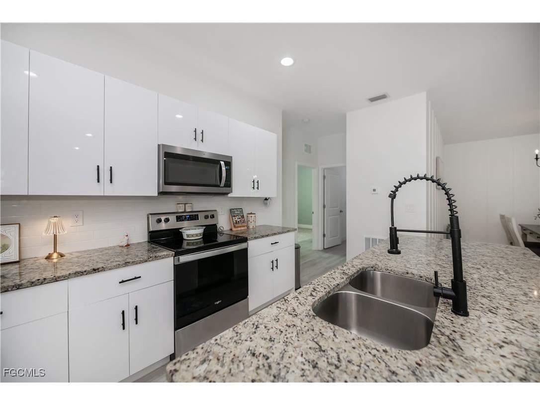 3037 Harvard Circle Labelle FL 33935 2025008470 image13