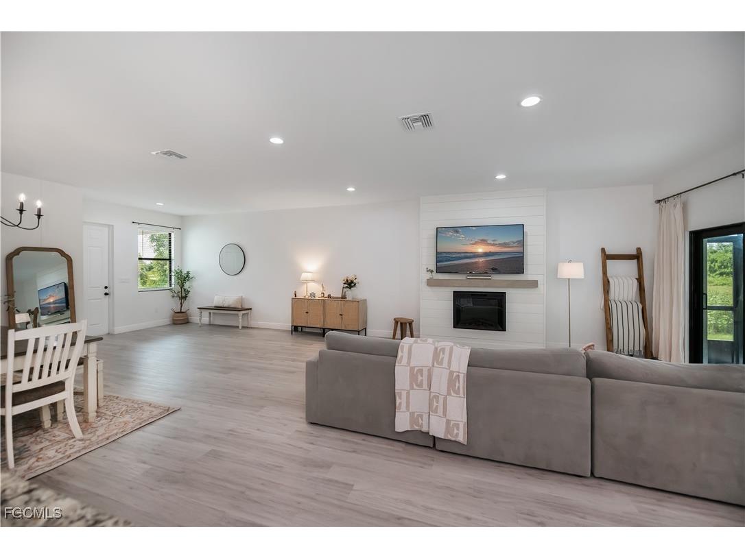 3037 Harvard Circle Labelle FL 33935 2025008470 image6