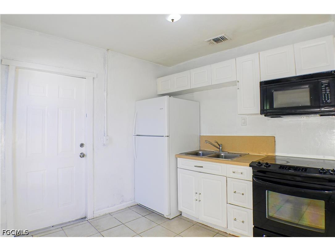 3042 Douglas Avenue Fort Myers FL 33916 2026025096 image1