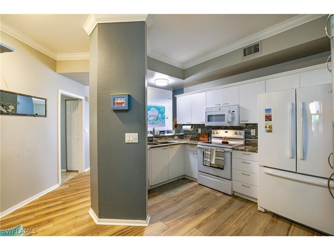 305 Robin Hood Circle #101 Naples FL 34104 226008337 image4