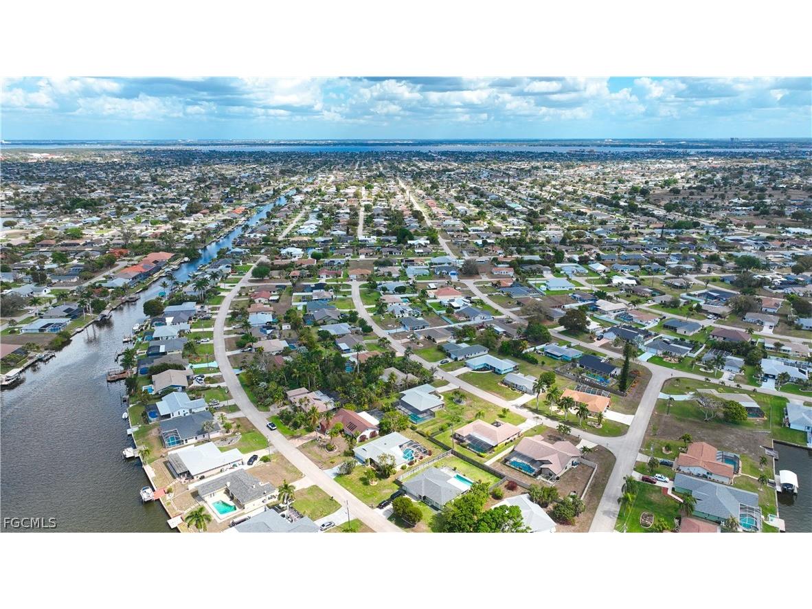 318 SE 33rd Terrace Cape Coral FL 33904 2026010922 image3