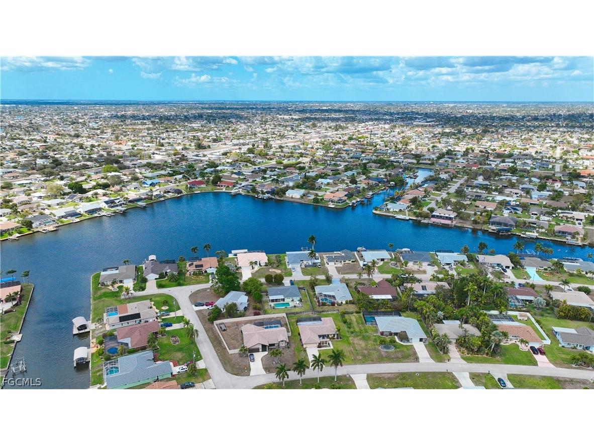 318 SE 33rd Terrace Cape Coral FL 33904 2026010922 image4