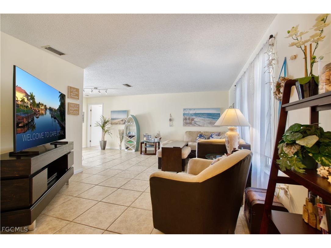 318 SE 33rd Terrace Cape Coral FL 33904 2026010922 image8