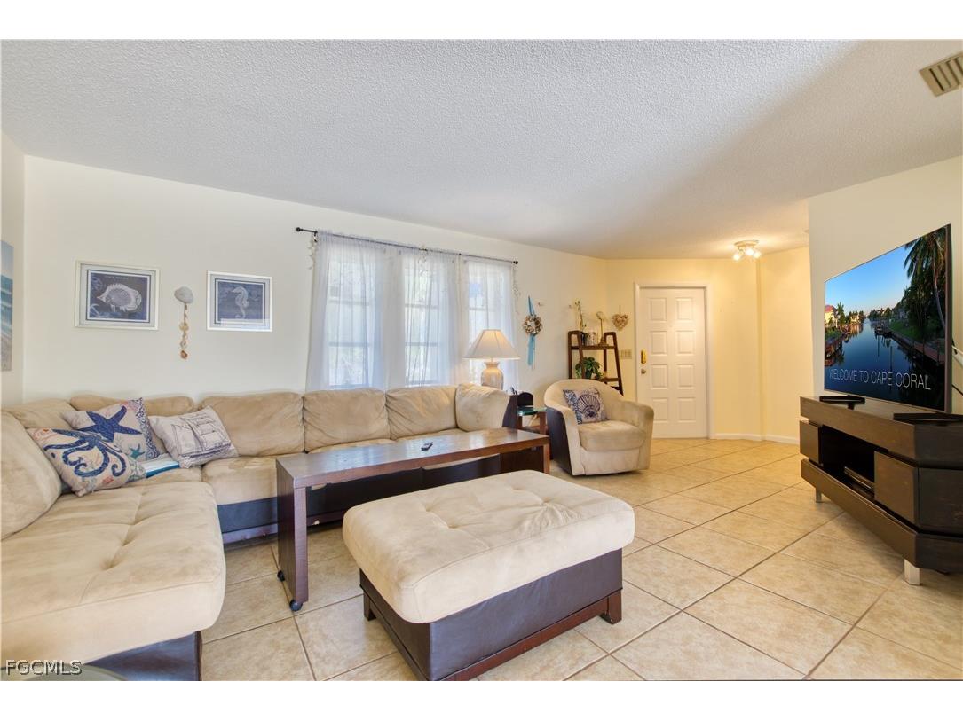 318 SE 33rd Terrace Cape Coral FL 33904 2026010922 image9