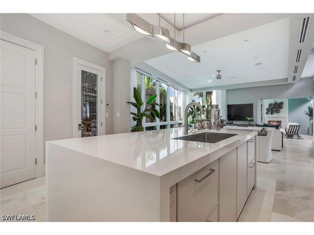 32 6th Street S Naples FL 34102 226022088 image8