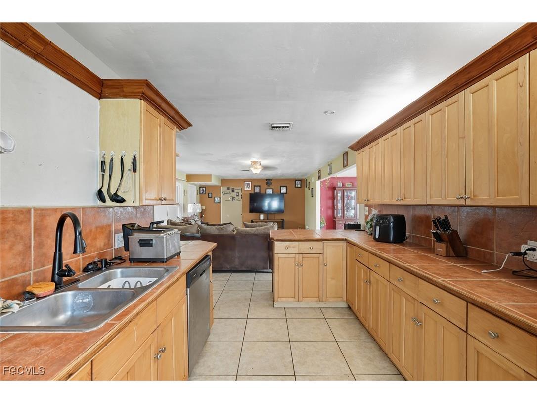 320 SE 17th Place Cape Coral FL 33990 2025010383 image16