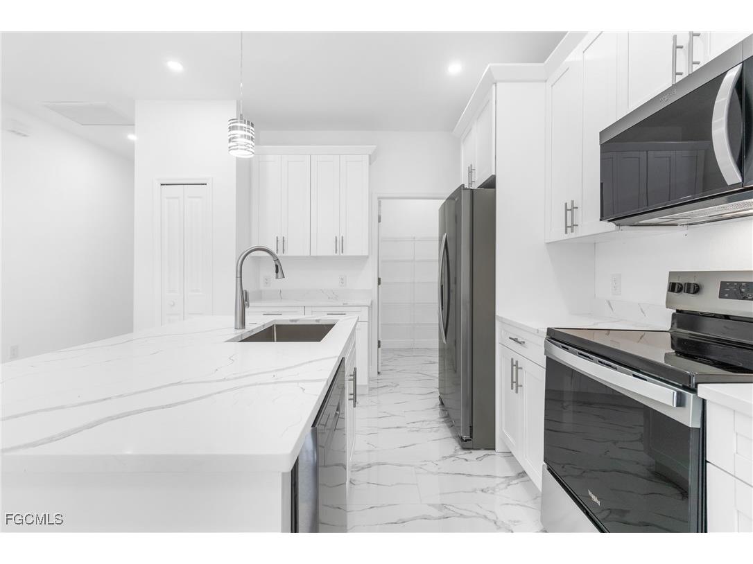 3227 Dale Street Fort Myers FL 33916 2025015075 image4