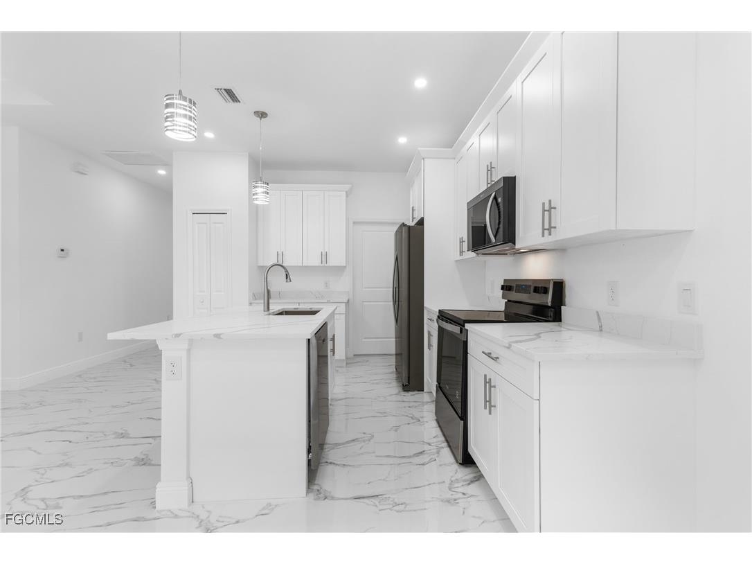 3227 Dale Street Fort Myers FL 33916 2025015075 image6