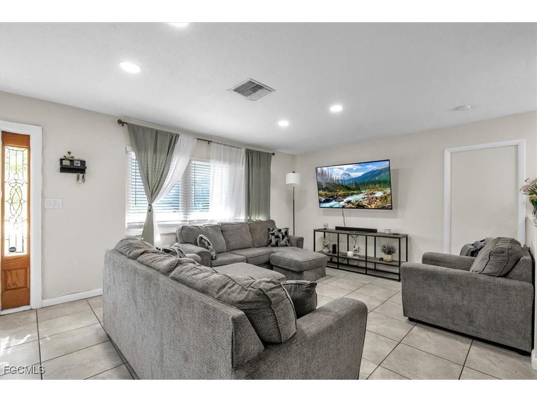 323 Hollywood Street Lehigh Acres FL 33936 2026006049 image3