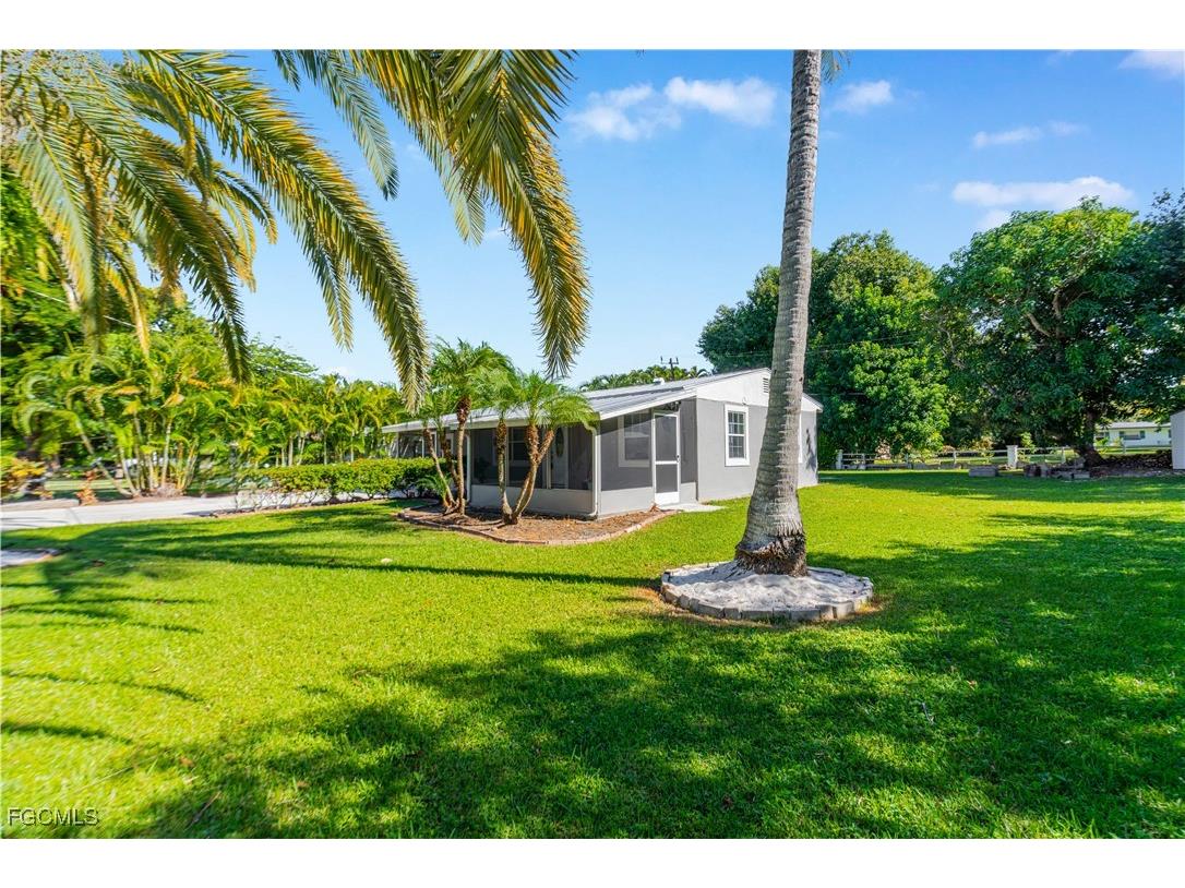 327 Montgomery Avenue Fort Myers FL 33905 2025019357 image3