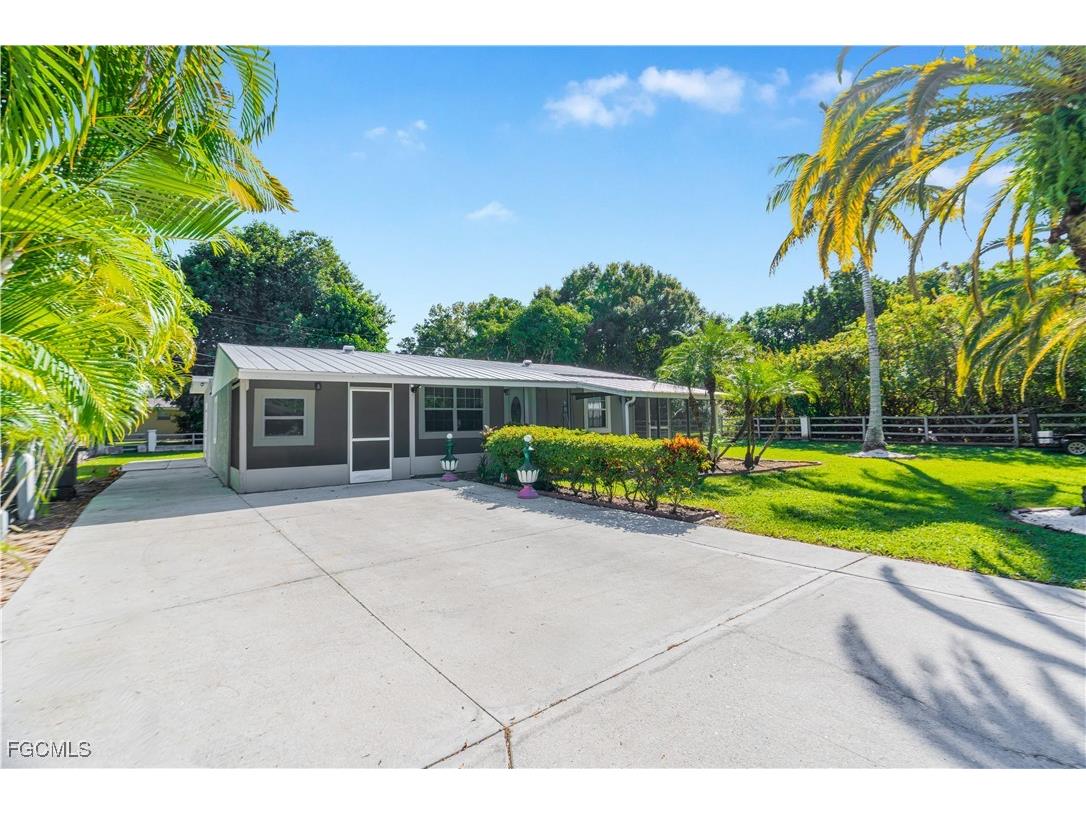 327 Montgomery Avenue Fort Myers FL 33905 2025019357 image4