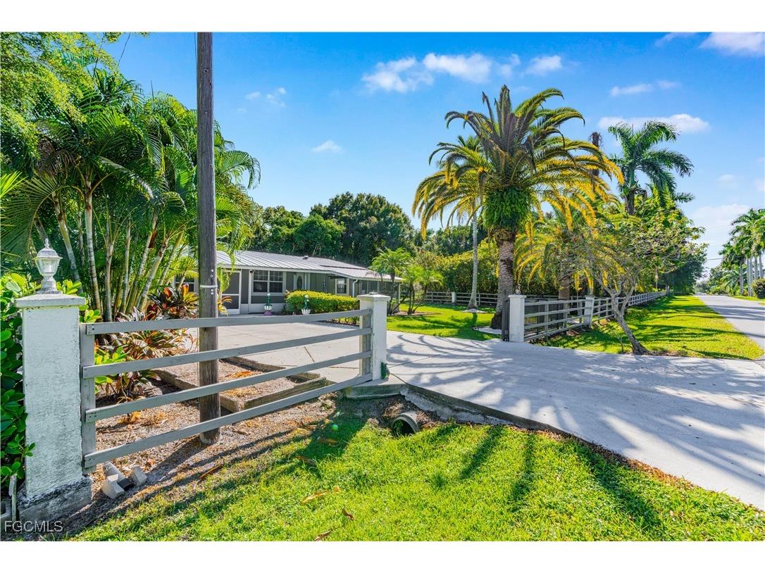 327 Montgomery Avenue Fort Myers FL 33905 2025019357 image8