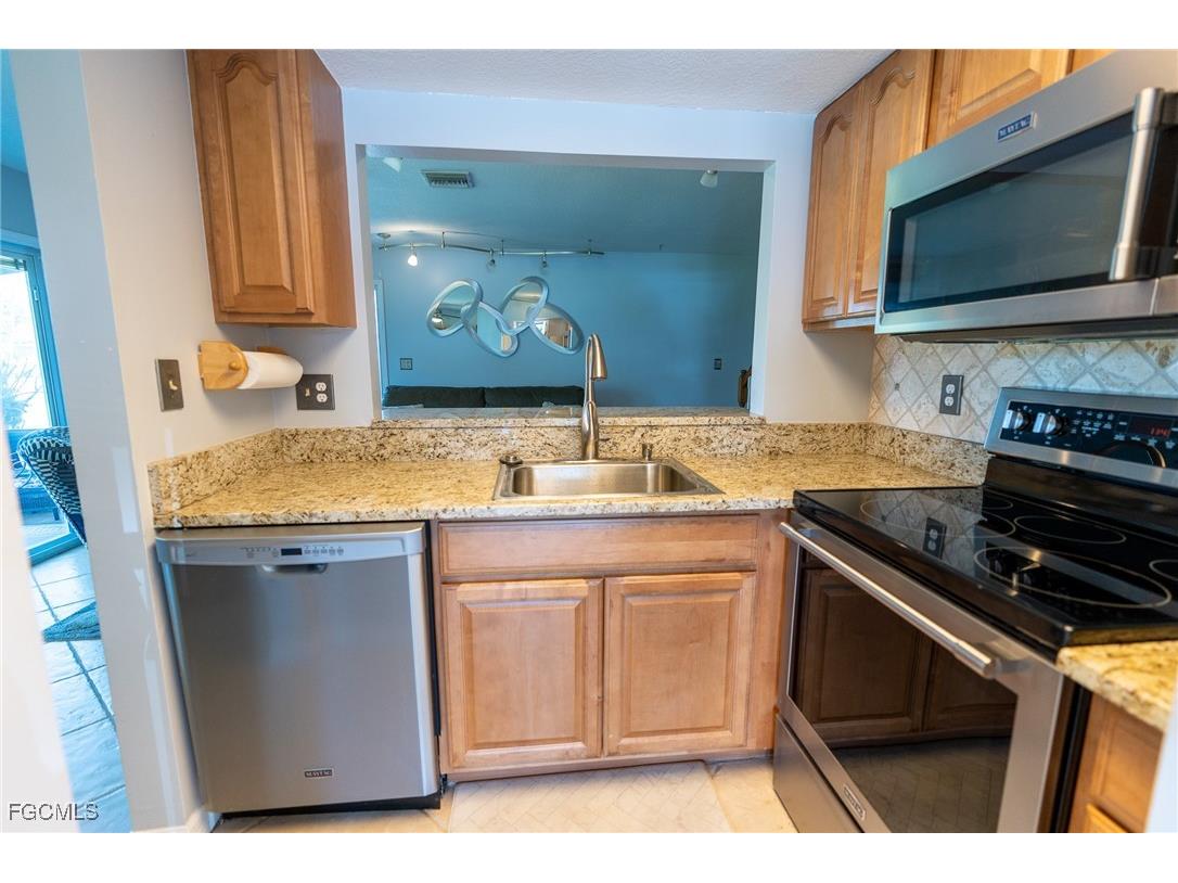 3271 Maple Leaf Circle #3 Fort Myers FL 33907 2025020957 image3