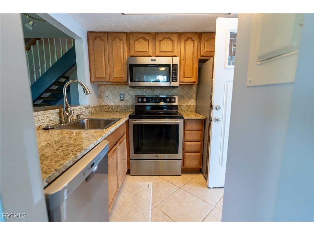 3271 Maple Leaf Circle #3 Fort Myers FL 33907 2025020957 image4