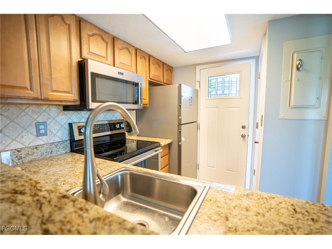 3271 Maple Leaf Circle #3 Fort Myers FL 33907 2025020957 image6
