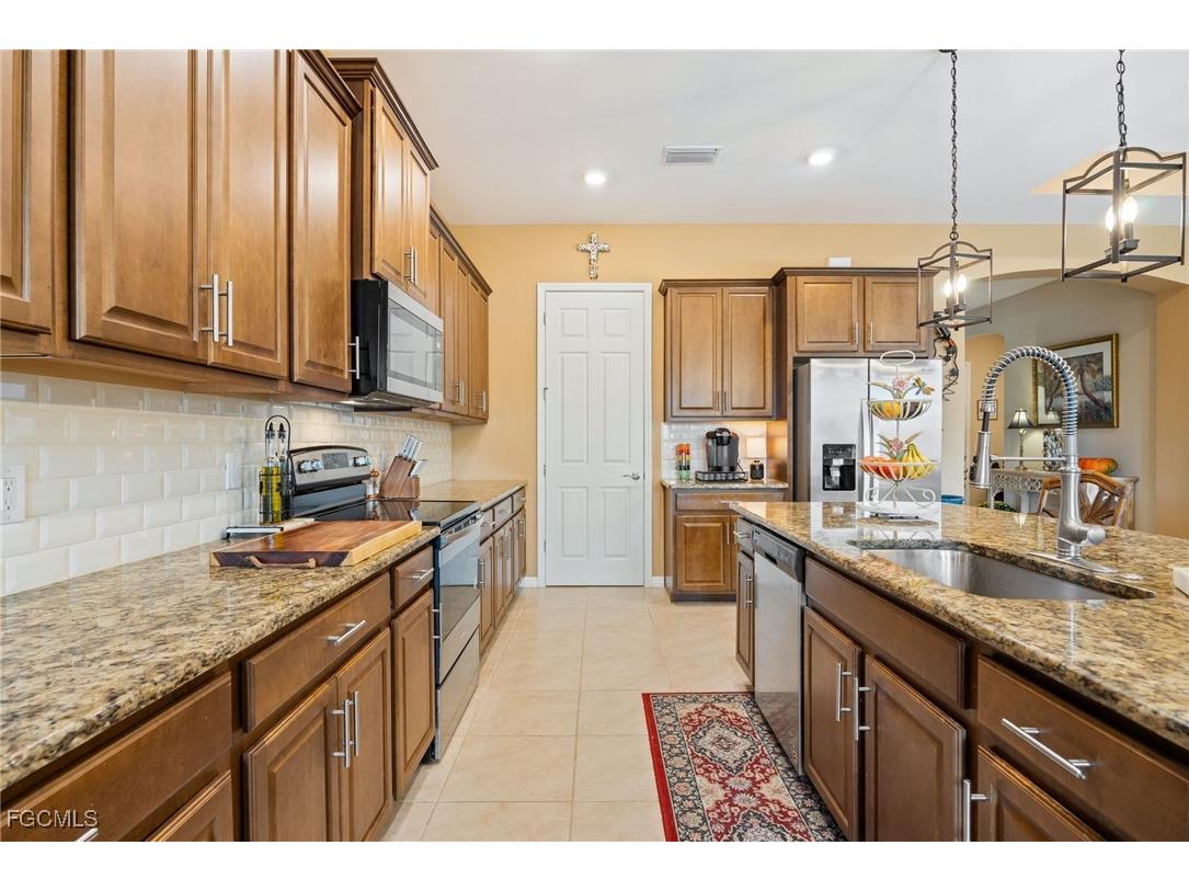 3286 Baravaldo Circle Cape Coral FL 33909 2025015184 image11