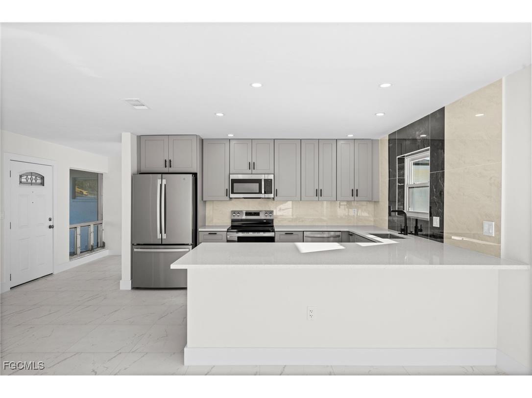 33 Golfview Place Rotonda West FL 33947 2025020656 image4