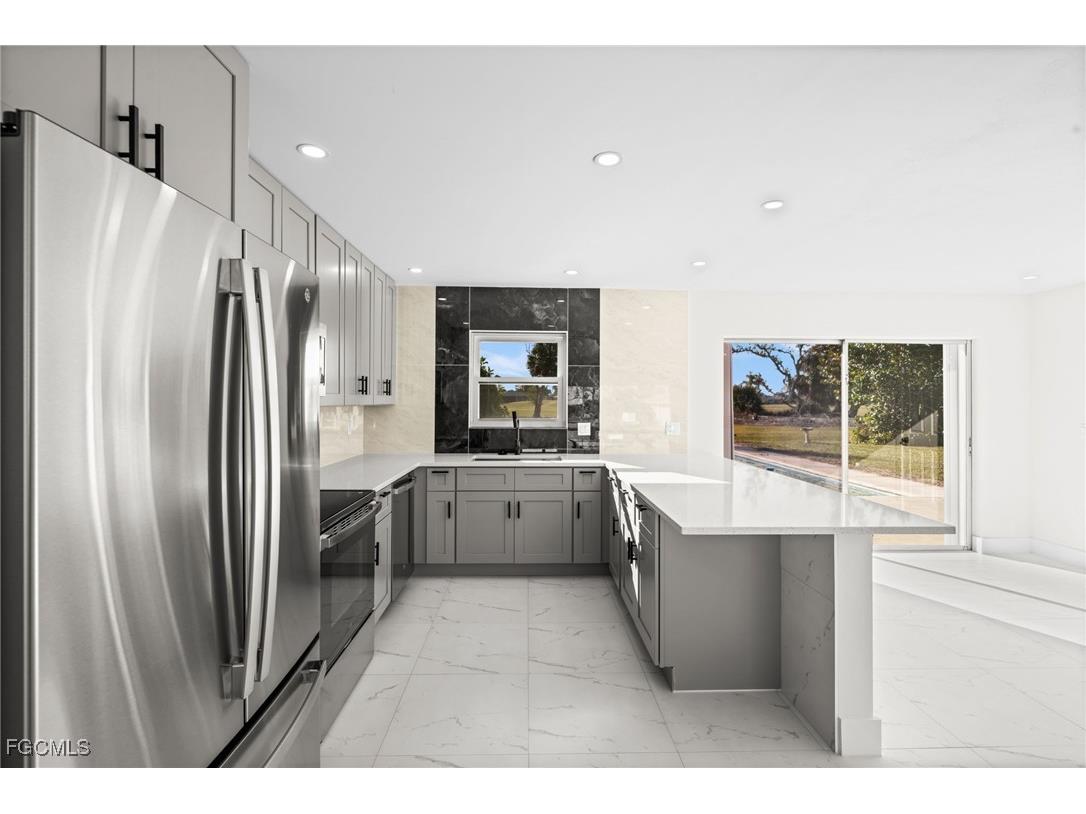 33 Golfview Place Rotonda West FL 33947 2025020656 image5