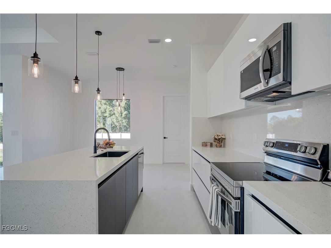 3318 30th Street SW Lehigh Acres FL 33976 2025026104 image9